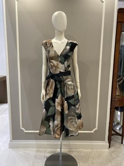 Rinascimento リナシメント V衿バラ柄ワンピース