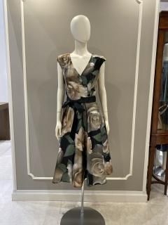 【RINASCIMENTO(リナシメント)】<br>V衿バラ柄ワンピース<br>ロースプリント<br>ノースリーブ<br>ベージュ