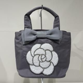 Lou Lou Collection<br>ルルコレクション<br>ナイロントート<br>グレー×白カメリアS